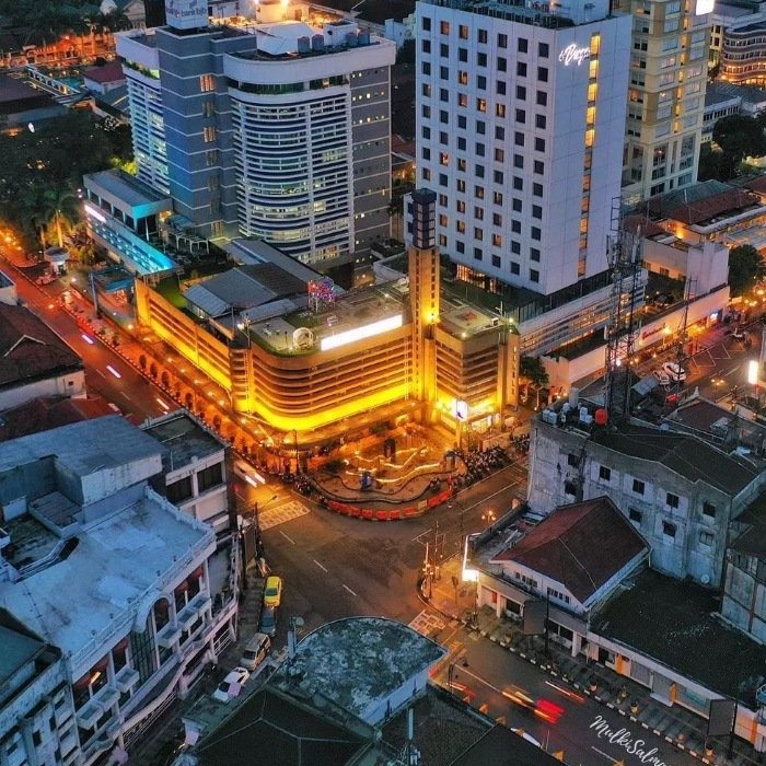 Salah satu kawasan ramai di Kota Bandung. (Instagram.com/@skyscraperindonesia. Foto by @mulkisalman)