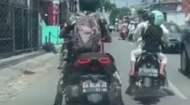 Sebuah video viral di media sosial memperlihatkan seorang pria oknum menendang pemotor wanita. (Instagram.com/@bekasi_24_jam)