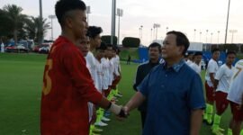 Menteri Pertahanan (Menhan) RI, Prabowo Subianto menengok para pemain U-17 Persib di Aspire Academy Qatar. (Dok. Tim Media Prabowo Subianto) 
