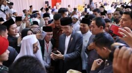 Presiden Joko Widodo (Jokowi) didampingi Menteri Pertahanan Prabowo Subianto membuka Muktamar Sufi Internasional 2023 di Sahid International Convention Center, Pekalongan, Jawa Tengah. (Dok. Tim Media Prabowo Subianto)