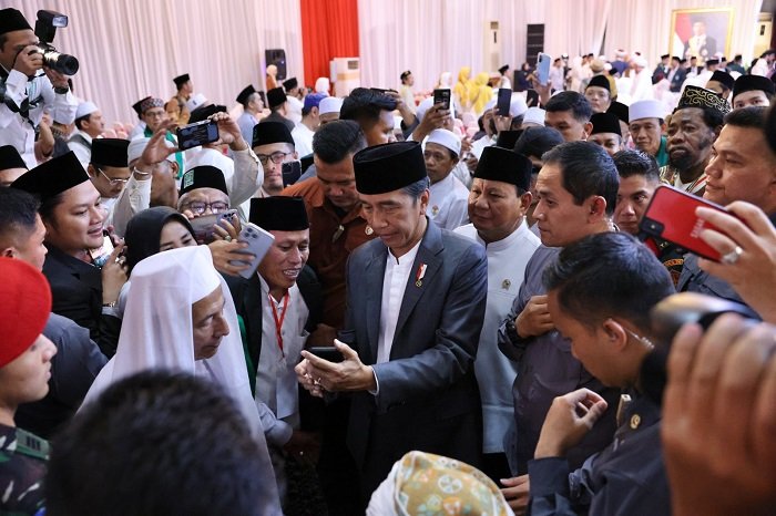 Presiden Joko Widodo (Jokowi) didampingi Menteri Pertahanan Prabowo Subianto membuka Muktamar Sufi Internasional 2023 di Sahid International Convention Center, Pekalongan, Jawa Tengah. (Dok. Tim Media Prabowo Subianto)