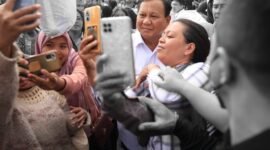 Ketua Umum Partai Gerindra Prabowo Subianto saat bersama Masyarakat. (Facbook.com/@Prabowo Subianto)
