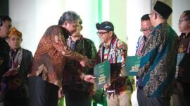 Benny Bachtiar, Kepala Dinas Pariwisata dan Kebudayaan Jawa Barat saat menerima sertifikat penetapan sertifikat untuk penetapan warisan budaya tak benda (WBTB) Indonesia, Rabu (25/10/2023). Foto: Biro Adpim Jabar
