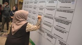 Seluruh pejabat OPD Provinsi Jabar membubuhkan tandatangan menandai rampungnya pembuatan Masterplan Jabar Smart Province. (Foto: Dok. Humas Jabar)