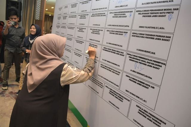 Seluruh pejabat OPD Provinsi Jabar membubuhkan tandatangan menandai rampungnya pembuatan Masterplan Jabar Smart Province. (Foto: Dok. Humas Jabar)