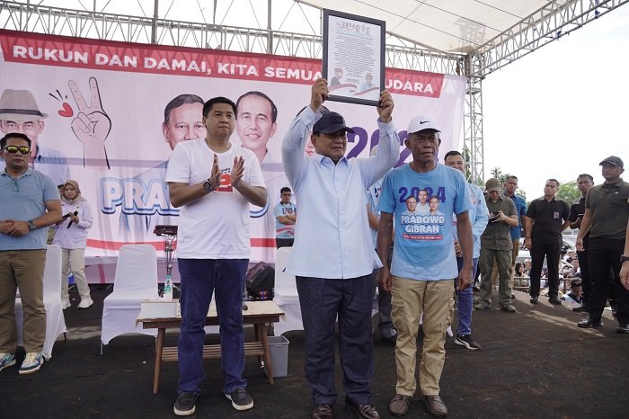 Politisi senior Maruarar Sirait mendampingi Prabowo Subianto menyapa warga di Lapangan Desa Rawalele, Kecamatan Dawuan, Kabupaten Subang, Jawa Barat. (Dok. TKN Prabowo Gibran)