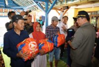 Kepala Badan Nasional Penanggulanan Bencana (BNPB) Letjen TNI Suharyantomeninjau lokasi terdampak tanah longsor. (Dok. BNPB)