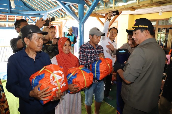 Kepala Badan Nasional Penanggulanan Bencana (BNPB) Letjen TNI Suharyantomeninjau lokasi terdampak tanah longsor. (Dok. BNPB)