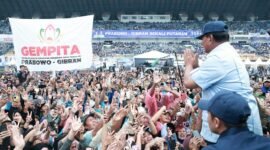 Prabowo Subianto menyapa puluhan ribu masyarakat dalam kunjungannya ke Stadion Gelora Bandung Lautan Api (GLBA), Kota Bandung. (Dok. TKN Prabowo Gibran)