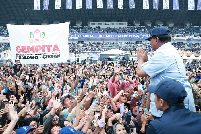 Prabowo Subianto menyapa puluhan ribu masyarakat dalam kunjungannya ke Stadion Gelora Bandung Lautan Api (GLBA), Kota Bandung. (Dok. TKN Prabowo Gibran)