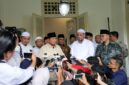 Calon presiden (capres) nomor urut 2, Prabowo Subianto melakukan ziarah ke makam keluarga Habib Ali Kwitang di Masjid Jami Al Riyadh Kwitang. (Dok. Tim Media Prabowo)
