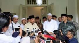 Calon presiden (capres) nomor urut 2, Prabowo Subianto melakukan ziarah ke makam keluarga Habib Ali Kwitang di Masjid Jami Al Riyadh Kwitang. (Dok. Tim Media Prabowo)
