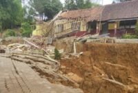 Sebanyak tiga rumah dan bangunan sekolah roboh akibat pergerakan tanah terjadi di Desa Cibedug, Kecamatan Rongga, Kabupaten Bandung Barat, Kamis (29/2). (Dok. BPBD Kab. Bandung Barat)