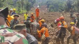 Operasi pencarian yang dilakukan Tim SAR gabungan dalam menemukan korban hilang di Desa Cibenda, Bandung Barat. (Dok. BPBD Bandung Barat)