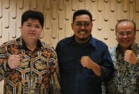 Pengusaha asal Kota Bandung, Henry Husada (kanan) saat menggelar acara buka bersama dengan politikus PKB 