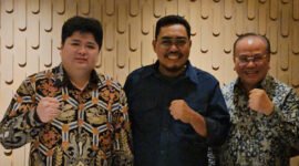 Pengusaha asal Kota Bandung, Henry Husada (kanan) saat menggelar acara buka bersama dengan politikus PKB 