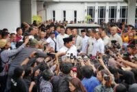 Prabowo Subianto bersama Gibran Rakabuming Raka saat enghadiri penetapan presiden dan wakil presiden terpilih di Komisi Pemilihan Umum (KPU) RI di Jakarta, Rabu (24/4/2024). (Instagram.com/@sufmi_dasco)