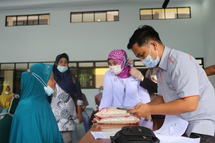 Penyaluran Bantuan Sosial. (Dok. Kemensos.go.id)