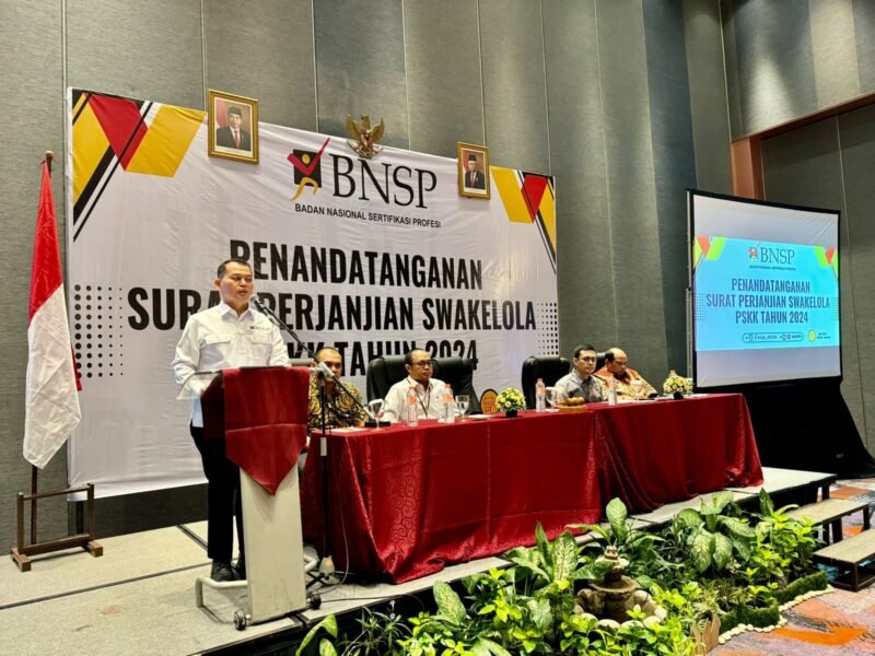 Foto: Badan Nasional Sertifikasi Profesi (BNSP) melaksanakan penandatanganan Surat Perjanjian Swakelola Program Sertifikasi Kompetensi Kerja (PSKK) di Hotel Harris Gubeng, Surabaya, pada Senin, 20 Mei 2024. (Doc.BNSP)