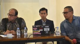 Dr.Didi Kurnia Syah (tengah), Direktur Eksekutif IPO (Indonesia Political Opinion) saat merilis hasil survai Pilkada Kota Bandung dan Cimahi, Rabu (29/5/2024). (Foto: Hallobandung.com/adi)