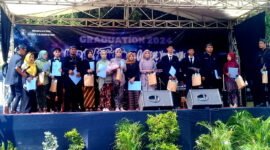 Wisuda SMK Negeri 1 Kadipaten Kabupaten Majalengka berlangsung meriah ( Dok.Hallobandung.com / Abdul Haris)