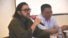 Ono Surono S.T (memegang mic), Ketua DPS  PDIP Jawa Barat, bersama Dr Haru Suandharu Ketus  DPW PKS Jawa Barat saat bersama-sama mengikuti dikusi politik, Rabu (29/5/2024) di Bandung. Foto: Hallobandung.com/adi