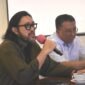 Ono Surono S.T (memegang mic), Ketua DPS  PDIP Jawa Barat, bersama Dr Haru Suandharu Ketus  DPW PKS Jawa Barat saat bersama-sama mengikuti dikusi politik, Rabu (29/5/2024) di Bandung. Foto: Hallobandung.com/adi