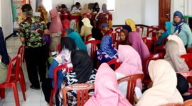 Pemdes Banyuresmi Kecamatan Sukasari kembali sakurkan bantuan beras 10 kg (Dok.Hallobandung.com / Nana Suryana H )