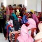 Pemdes Banyuresmi Kecamatan Sukasari kembali sakurkan bantuan beras 10 kg (Dok.Hallobandung.com / Nana Suryana H )