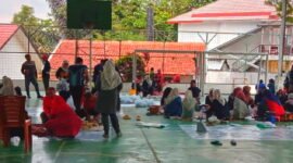 SMA Negeri Tanjungsari membagikan paket daging qurban ke warga sekitar sekolah ( Dok.Hallobandung.com / Nana Suryana )
