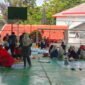 SMA Negeri Tanjungsari membagikan paket daging qurban ke warga sekitar sekolah ( Dok.Hallobandung.com / Nana Suryana )
