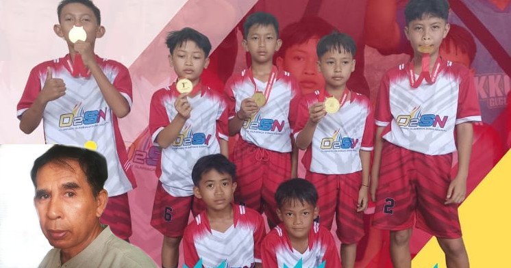 Kepala SD Negeri Gunungdatar di Kecamatan Tanjungkerta dan siswa-siswanya juara sepak takraw (Dok.Hallobandung.com / Tatang Tarmedi)