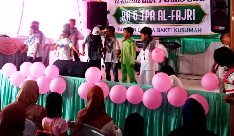 TPA Al + Fajri Desa Cinanjung Kecamatan Tanjungsari gelar peroisahan dan wisuda ( Dok. Hallobandung.com / Nana Suryana )