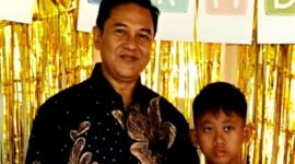 Kepala SD Negeri Margamulya Trisna, S.Pd.SD dan salah seorang siswanya 