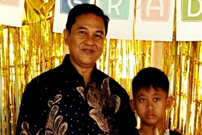 Kepala SD Negeri Margamulya Trisna, S.Pd.SD dan salah seorang siswanya 