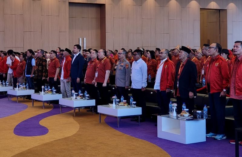 Peserta Munas I ARUN yang berlansung di Grand Mercure Hotel, Metro Lampung, Provinsi Bandar Lampung saat menyanyikan lagu Indonesia Raya. (Foto: Hallobandung.com/Ist)