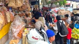Pusat oleh-oleh di Pasar Baru Trade Center Bandung dipadati pengunjung memasuki libur sekolah, Sabtu (29/6/2024). (Foto: Hallobandung.com/Ist)