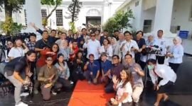 Menteri Pertahanan (Menhan) RI sekaligus presiden terpilih periode 2024-2029 Prabowo Subianto berswafoto bersama wartawan Istana Negara. (Dok. Tim Media Prabowo)