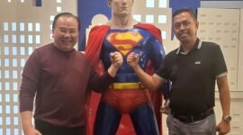 Tokoh UMKM dan Pariwisata Henry Husada saat foto bersama Dr. Nana Asep Nana Mulyana yang kini menjabat sebagai Jampidum. (Foto: Hallobandung.com/Ist