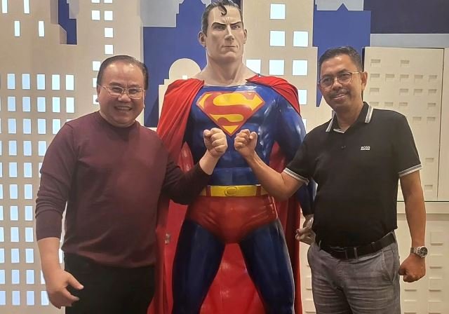 Tokoh UMKM dan Pariwisata Henry Husada saat foto bersama Dr. Nana Asep Nana Mulyana yang kini menjabat sebagai Jampidum. (Foto: Hallobandung.com/Ist