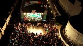 Para pengunjung tampak antusias menghadiri berbagai kegiatan yang diselenggarakan di kawasan Asia Afrika