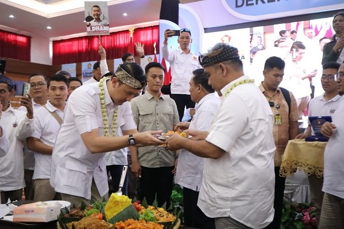 Sekjen Partai Gerindra Ahmad Muzani mendeklarasikan Ridwan Dhani Wirianata sebagai calon walikota Bandung. (Instagram.com @dhaniwirianata)