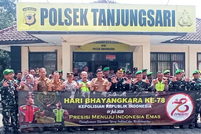 Danramil Tanjungsari menciptakan suasana kedamaian dengan Polri ( Dok.Hallobandung.com / Nana Suryana )