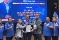 Ketua Umum Partai Demokrat, Agus Harimurti Yudhoyono memberikan surat dukungan rekomendasi kepada Didik Agus Triwiyono dan Gilang Dirga di Pilkada Bandung Barat Sabtu, 20 Juli 2024. (Instagram.com/@pdemokrat_kbb)