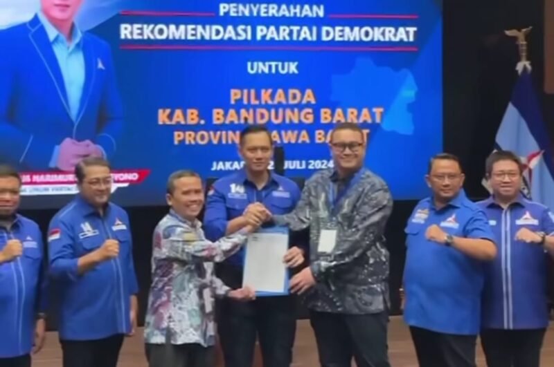 Ketua Umum Partai Demokrat, Agus Harimurti Yudhoyono memberikan surat dukungan rekomendasi kepada Didik Agus Triwiyono dan Gilang Dirga di Pilkada Bandung Barat Sabtu, 20 Juli 2024. (Instagram.com/@pdemokrat_kbb)