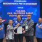 Ketua Umum Partai Demokrat, Agus Harimurti Yudhoyono memberikan surat dukungan rekomendasi kepada Didik Agus Triwiyono dan Gilang Dirga di Pilkada Bandung Barat Sabtu, 20 Juli 2024. (Instagram.com/@pdemokrat_kbb)