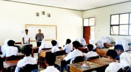 Polsek Cikijing Polres Majalengka memberikan sosialisasi dan penyuluhan kepada siswa – siswi SMAN 1 Cikijing ( Humas.polri.go.id / Abdul Haris Nasution )