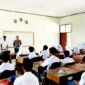 Polsek Cikijing Polres Majalengka memberikan sosialisasi dan penyuluhan kepada siswa – siswi SMAN 1 Cikijing ( Humas.polri.go.id / Abdul Haris Nasution )