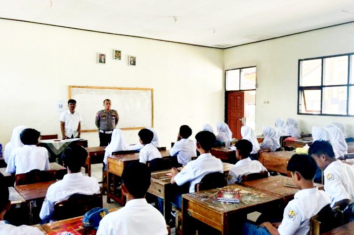 Polsek Cikijing Polres Majalengka memberikan sosialisasi dan penyuluhan kepada siswa – siswi SMAN 1 Cikijing ( Humas.polri.go.id / Abdul Haris Nasution )