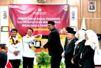 Pendaftaran pasangan Dr.H. Karna Sobahi, M.M.Pd dan Koko Suyoko sebagai calon Bupati dan Wakil Bupati Majalengka (Dok.Hallobandung.com / Abdul Haris)